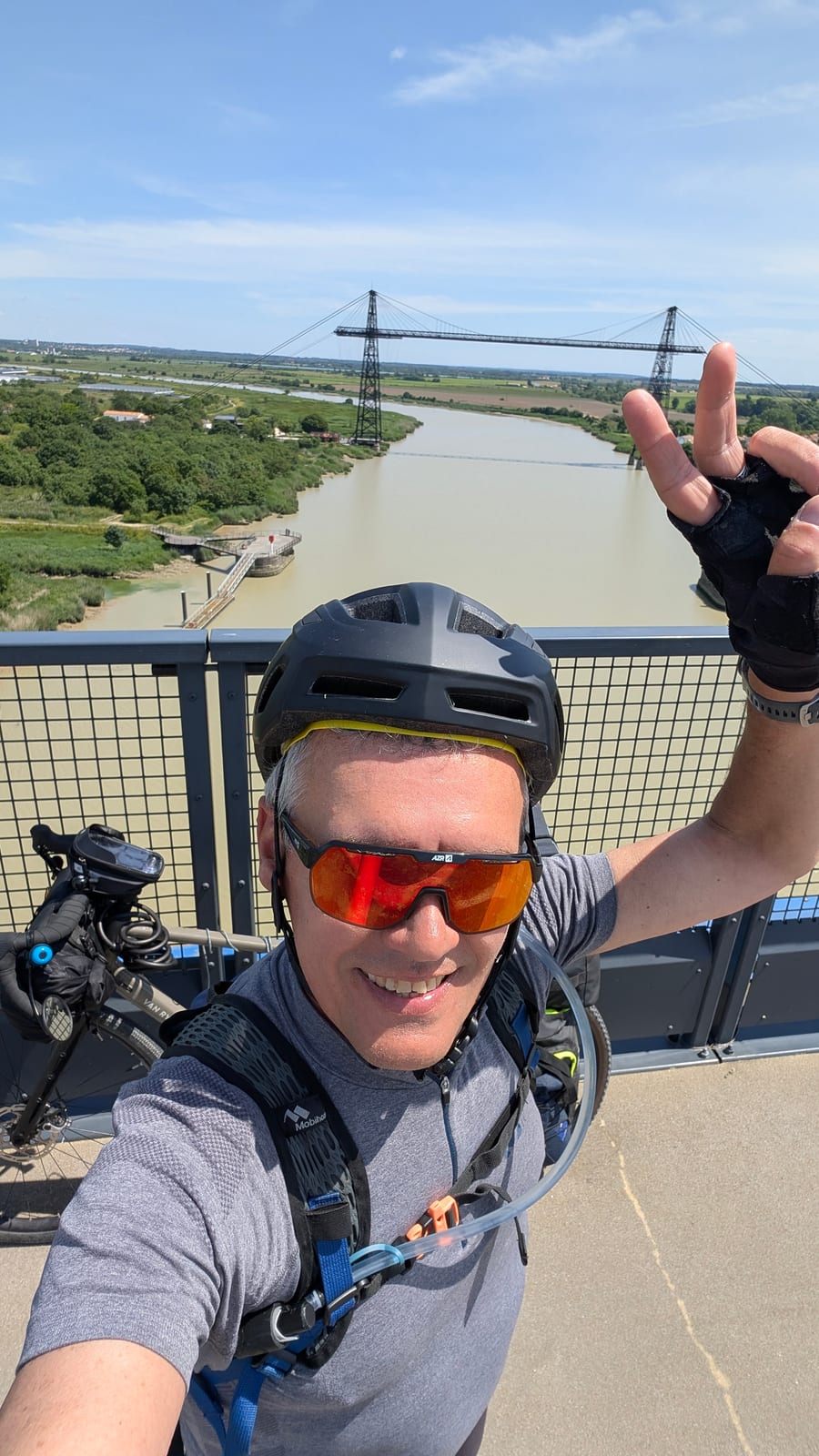 Stéphane Celton et son vélo, pont transbordeur en fond